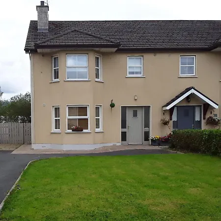 Manor Holiday Home-sleeps 8 Holiday home