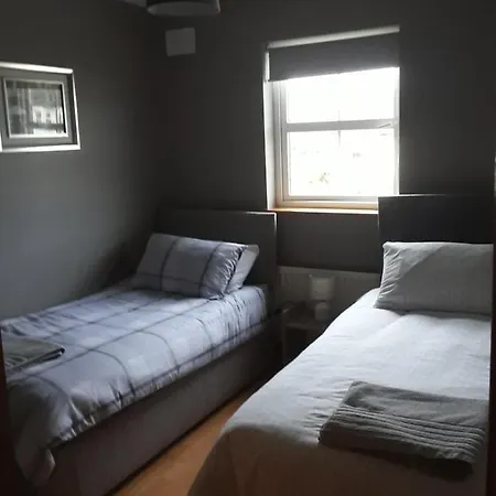 Manor Holiday Home-sleeps 8