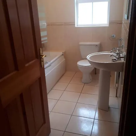 Manor Holiday Home-sleeps 8 Holiday home