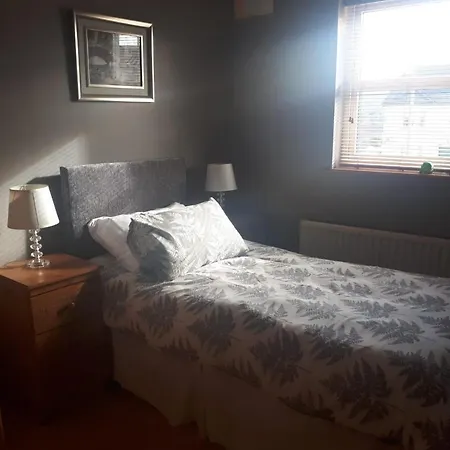 Manor Holiday Home-sleeps 8 *