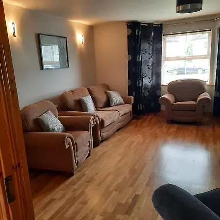 Manor Holiday Home-sleeps 8