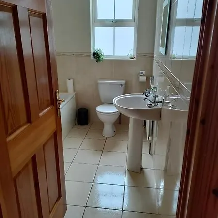 Manor Holiday Home-sleeps 8 Holiday home