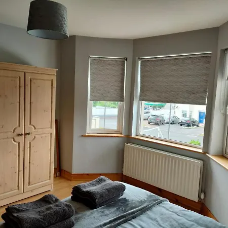 Manor Holiday Home-sleeps 8 Holiday home *
